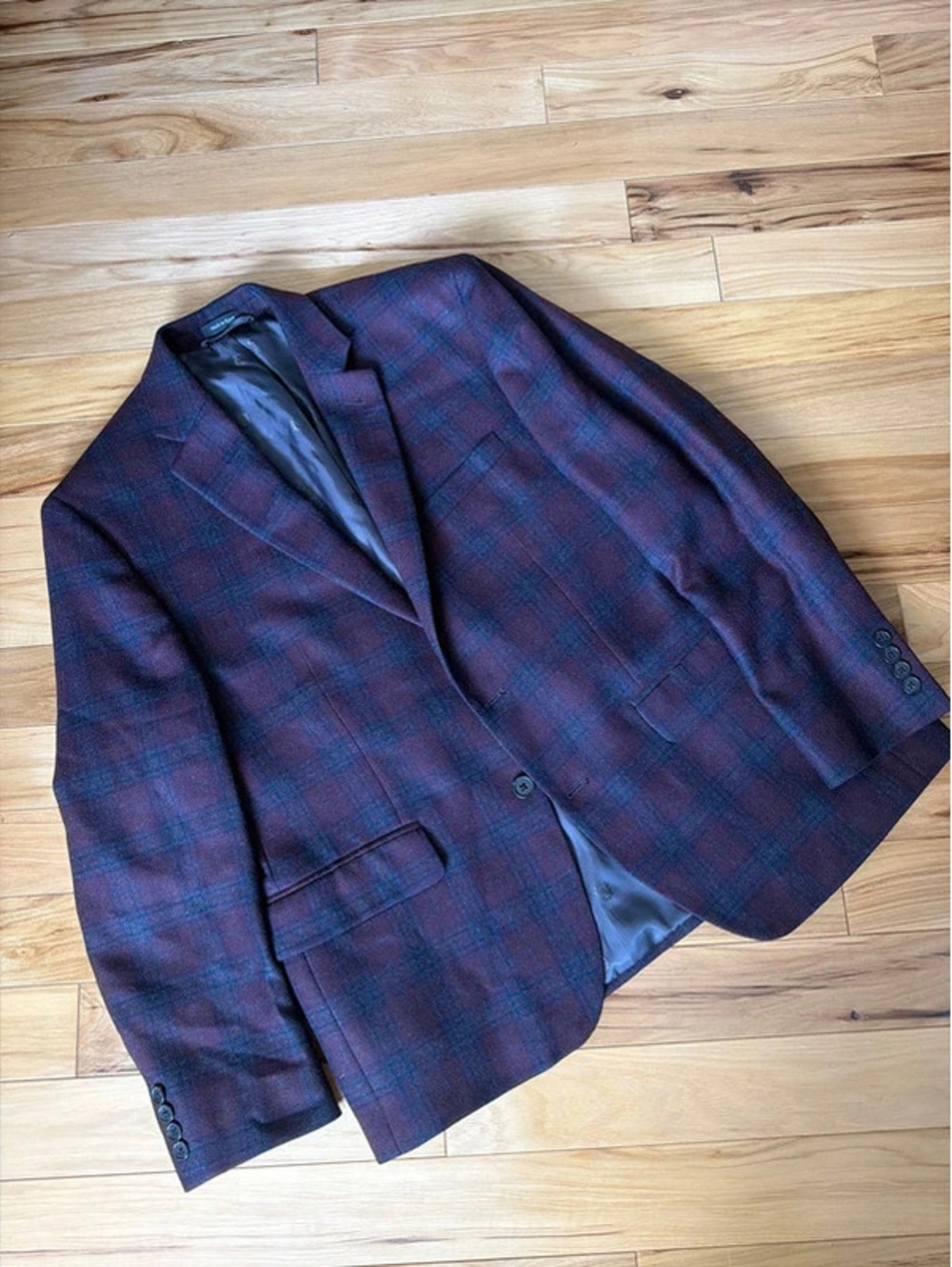 Gorgeous Ralph Lauren sport coat! Wool, burgundy and navy plaid! 42S